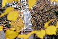 Engelsfigur auf einem Friedhof       -  Eine Engelsfigur auf dem Alten Friedhof in Freiburg: Der Bundestag will die Reform der Sterbehilfe beschließen.