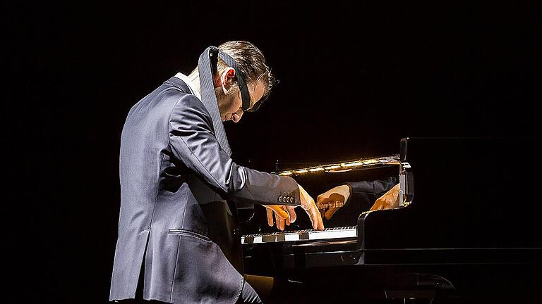 In der alles entscheidenden letzten Runde spielten die beiden Pianisten, hier Paul Cibis, mit verbundenen Augen die letzten beiden Sätze aus Mussorgsky-Ravels &bdquo;Bilder einer Ausstellung&ldquo;.
