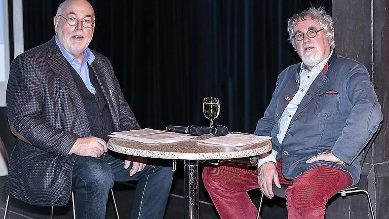 Im Wechselgespräch mit seinem Freund Werner vom Busch (rechts) berichtete Hans Jürgen Küchle von seinen Projekten in Kambodscha und im Kongo.
