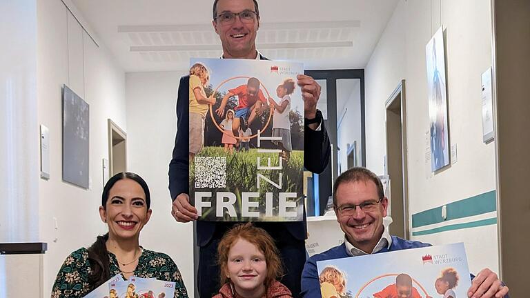 Präsentieren die 'Freie Zeit' (von links): Sozialreferentin Hülya Düber, Fachbereichsleiter Jugend und Familie Gunther Kunze, Anike Spehnkuch, Sachgebietsleiter Familie und Jugend Andreas Kaiser. Präsentieren die 'Freie Zeit' (von links): Sozialreferentin Hülya Düber, Fachbereichsleiter Jugend und Familie Gunther Kunze, Anike Spehnkuch, Sachgebietsleiter Familie und Jugend Andreas Kaiser.