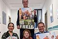 Präsentieren die 'Freie Zeit' (von links):&nbsp; Sozialreferentin Hülya Düber, Fachbereichsleiter Jugend und Familie Gunther Kunze, Anike Spehnkuch, Sachgebietsleiter Familie und Jugend Andreas Kaiser.