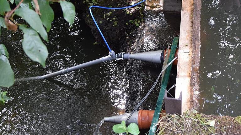 Strom direkt aus der Wasserströmung gewinnen       -  Der sogenannte Venturi-Effekt, eine Erhöhung der Fließgeschwindigkeit, wird über trichterförmige Rohre erzielt. Über den blauen Schlauch wird der entstehende Unterdruck an die Elastomer-Folie weitergegeben, die sich dadurch wölbt. Wenn das Ventil diesen Unterdruck aufhebt, geht die Folie in ihre Ausgangsstellung zurück. Durch die Bewegung der Folie wird Energie erzeugt.