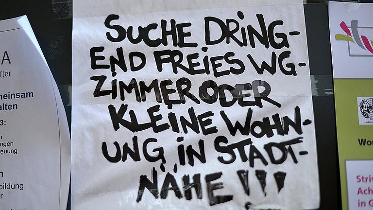 Semesterbeginn - Knapper Wohnraum       -  Per Aushang auf Wohnungssuche: Wie schwierig es in Würzburg zurzeit vor allem für ältere Alleinstehende ist, eine Bleibe auf Dauer zu finden, kann sich wohl nur vorstellen, wer schon in einer ähnlichen Situation war.