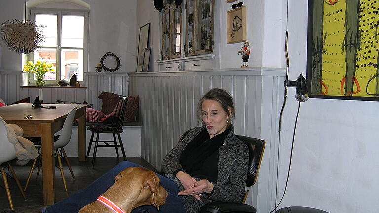 Claudia Gattenlöhner mit Hund Elsa im Esszimmer - dem Aufenthaltsraum der Familie. Claudia Gattenlöhner mit Hund Elsa im Esszimmer - dem Aufenthaltsraum der Familie.