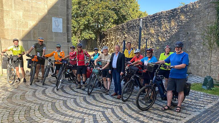 Die 13-köpfige Gruppe vor dem Start zur nächsten Etappe über Bad Kissingen nach Schweinfurt.