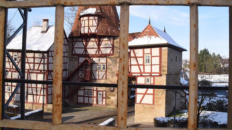 Blick aus einem Stadtmauerfenster auf das Rödelseer Tor. Blick aus einem Stadtmauerfenster auf das Rödelseer Tor.