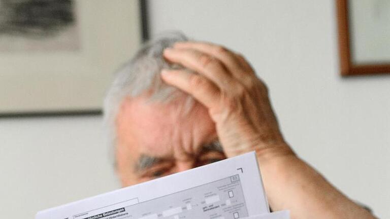 Auch Rentner müssen teilweise eine Steuererklärung einreichen. Dabei hilft eine Bescheinigung der Rentenversicherung.jpeg       -  Grundsätzlich müssen auch Rentnerinnen und Rentner eine Steuererklärung abgeben. Es gibt allerdings Ausnahmen.