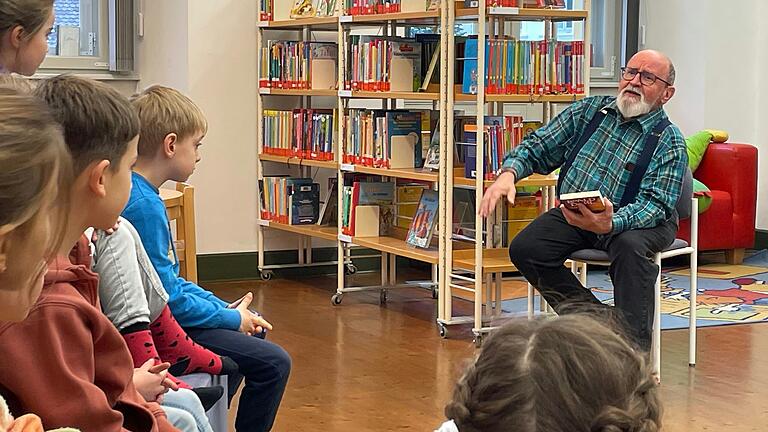 Kinder der Grundschule lauschen ihrem Vorleser Michael Uhlmann. Kinder der Grundschule lauschen ihrem Vorleser Michael Uhlmann.