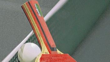 Tischtennis       -  Die wichtigsten Utensilien für einen Tischtennis-Sportler: Tisch, Ball und Schläger.