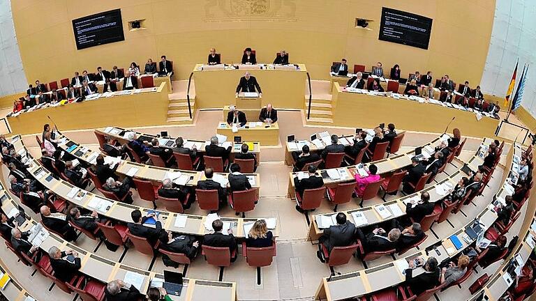 Der Bayerische Landtag - Für die Medien ist es künftig schwieriger, Auskunft zu erlangen über die öffentlichen Gelder, die den Landtagsabgeordneten für ihre Mitarbeiter zur Verfügung gestellt werden. Der Bayerische Landtag - Für die Medien ist es künftig schwieriger, Auskunft zu erlangen über die öffentlichen Gelder, die den Landtagsabgeordneten für ihre Mitarbeiter zur Verfügung gestellt werden.