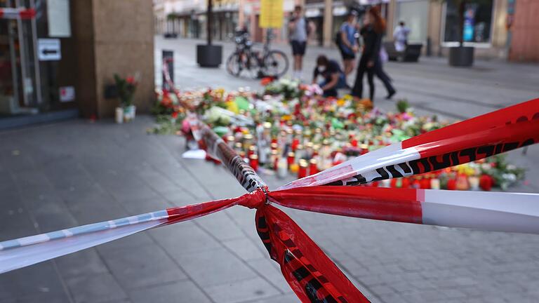 Blumen und Kerzen erinnerten vor dem abgesperrten Kaufhaus in Würzburg in den Tagen nach der Attacke vom 25. Juni 2021 an die Opfer. Blumen und Kerzen erinnerten vor dem abgesperrten Kaufhaus in Würzburg in den Tagen nach der Attacke vom 25. Juni 2021 an die Opfer.