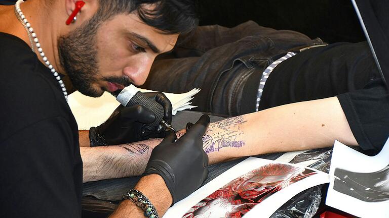 Bei der Tattoo-Convention legten sich viele Besucher gleich unter die Nadel. Bei der Tattoo-Convention legten sich viele Besucher gleich unter die Nadel. 