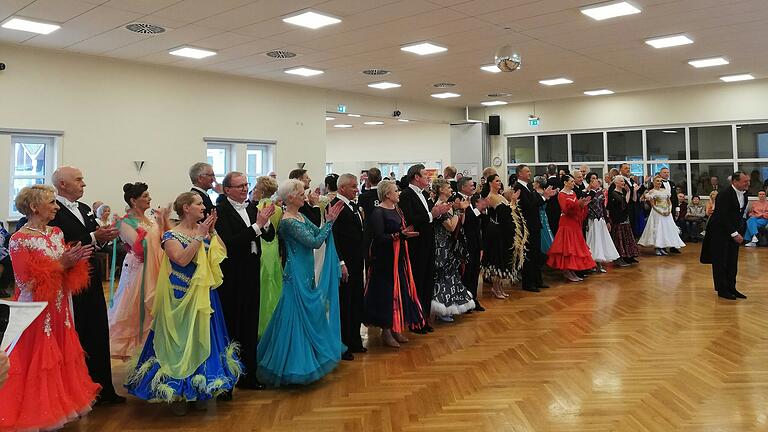 Volles Haus im TC Rot-Gold Würzburg - Das größte Turnier des Tages mit 23 Paaren. Volles Haus im TC Rot-Gold Würzburg - Das größte Turnier des Tages mit 23 Paaren.