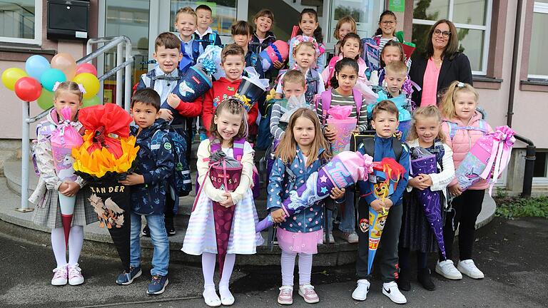 Erster Schultag an der Grundschule in Gerolzhofen: 22 Kinder besuchen die Klasse 1a in der Schule am Lülsfelder Weg. Sie werden von Klassenlehrerin Christina Westerhausen (im Bild) unterrichtet.