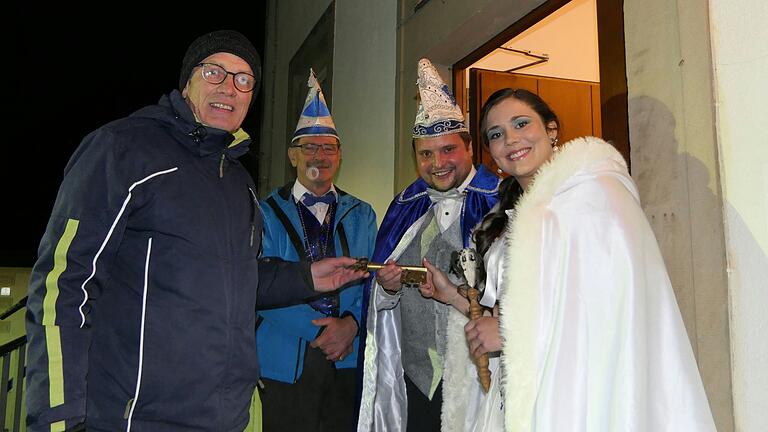 Den Schlüssel zum Rathaus übergab Bürgermeister Günter Pfeiffer (links) im Beisein von Präsident Michael Albert (zweiter von links) an das Prinzenpaar Laura Gromhaus und Christoph Oeser. Den Schlüssel zum Rathaus übergab Bürgermeister Günter Pfeiffer (links) im Beisein von Präsident Michael Albert (zweiter von links) an das Prinzenpaar Laura Gromhaus und Christoph Oeser.