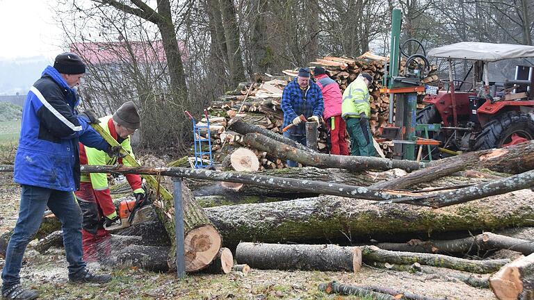 Die 'Oldi Brothers' räumen erst einmal an der Lehmgrube von Unsleben auf, damit die Arbeiten am Naturkindergarten beginnen können. Die 'Oldi Brothers' räumen erst einmal an der Lehmgrube von Unsleben auf, damit die Arbeiten am Naturkindergarten beginnen können.