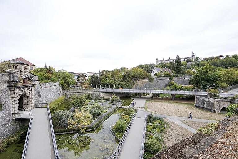 Blick oberhalb der neuen Umweltstation über die alte LGS mit Kräutergarten und Wasserspielplatz Blick oberhalb der neuen Umweltstation über die alte LGS mit Kräutergarten und Wasserspielplatz