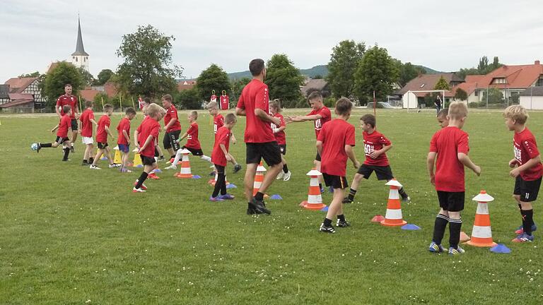 Der Fußball-Nachwuchs des TSV Goßmannsdorf beim Abschluss seines mittwochabendlichen Trainings.