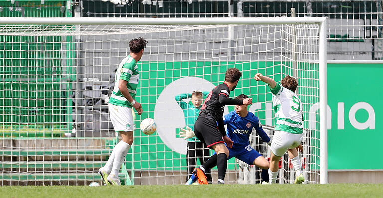 Kickers-Abwehrspieler Daniel Hägele und Torhüter Vincent Friedsam können den Treffer von Fürths Nico Grimbs nicht verhindern. Kickers-Abwehrspieler Daniel Hägele und Torhüter Vincent Friedsam können den Treffer von Fürths Nico Grimbs nicht verhindern.