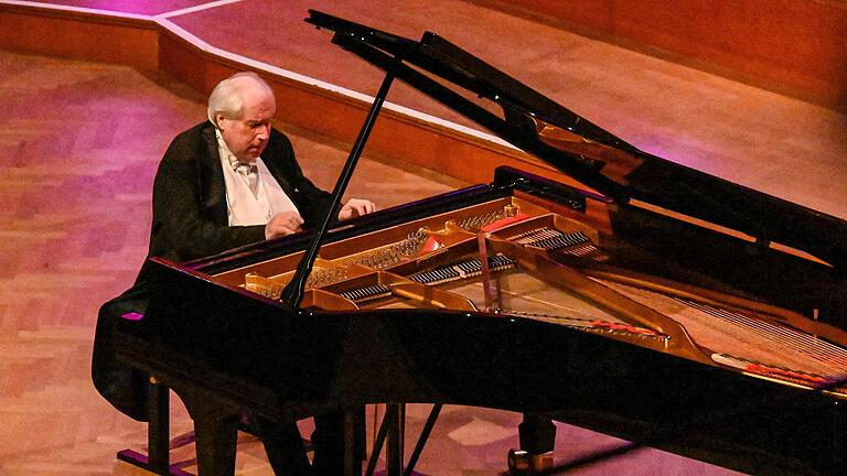 Was Grigory Sokolov 2025 beim Kissinger Sommer spielen wird, weiß noch niemand. Den Fans ist's egal, sie kommen auf jeden Fall. Das Bild entstand bei seinem Auftritt beim Festival im Jahr 2024. Was Grigory Sokolov 2025 beim Kissinger Sommer spielen wird, weiß noch niemand. Den Fans ist's egal, sie kommen auf jeden Fall. Das Bild entstand bei seinem Auftritt beim Festival im Jahr 2024. 