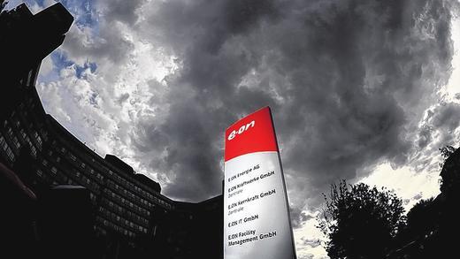E.ON denkt um: Der hoch verschuldete Konzern will das bisherige Hauptgeschäft mit Atomkraft, Kohle und Gas abgeben. E.ON denkt um: Der hoch verschuldete Konzern will das bisherige Hauptgeschäft mit Atomkraft, Kohle und Gas abgeben.