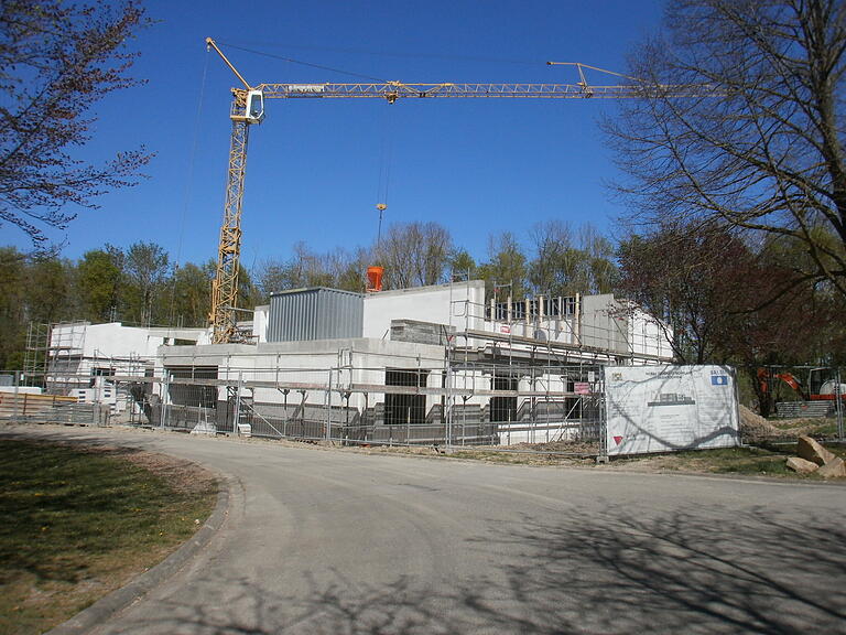 Rohbau bald fertig: Blick von Südwesten auf die Großbaustelle im Salem-Dorf in Höchheim, wo für 3,6 Millionen Euro ein neues Wohngebäude für die Bewohner entsteht.