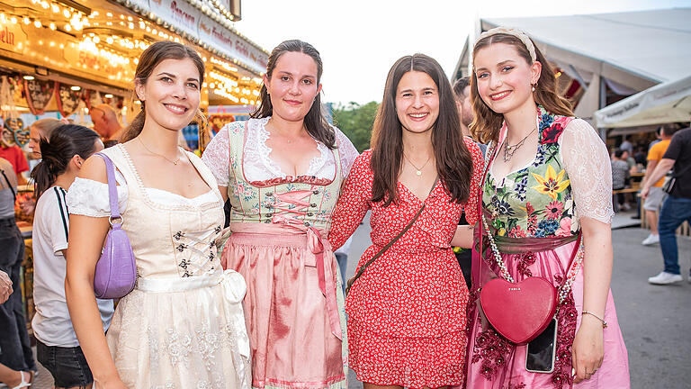 Zahlreiche Menschen besuchen am Samstag 08.07.23 das Kiliani Volksfest in Würzburg.