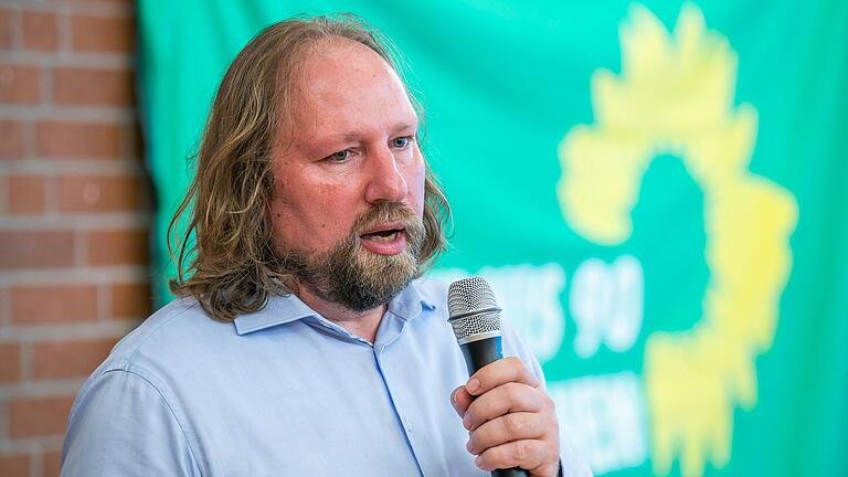 Toni Hofreiter bei einer Veranstaltung der Grünen in Schweinfurt. Das Interesse an der Diskussion mit dem Bundestagsabgeordneten fiel mäßig aus.