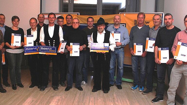 Diese Chefs mainfränkischer Zimmereibetriebe wurden in Marktheidenfeld mit &bdquo;Meisterhaft-Urkunden&ldquo; ausgezeichnet.