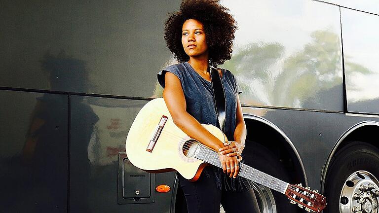 Ami, die Tochter des bekannten Reggae- und Worldmusic Fusion Musikers Wally Warning. Mit der Karibikinsel Aruba im Blut scheut sie sich mittlerweile nicht, wie im gelungenen „Untertauchen“ zu hören, auch in deutscher Sprache zu singen. Die Besucher des Festivals können sich auf viel „Groove & Soul“ von der in München lebenden Sängerin freuen. Ami, die Tochter des bekannten Reggae- und Worldmusic Fusion Musikers Wally Warning. Mit der Karibikinsel Aruba im Blut scheut sie sich mittlerweile nicht, wie im gelungenen „Untertauchen“ zu hören, auch in deutscher Sprache zu singen. Die Besucher des Festivals können sich auf viel „Groove & Soul“ von der in München lebenden Sängerin freuen.