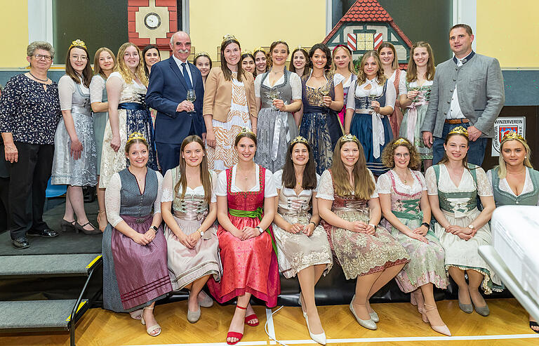 Gruppenbild mit Weinhoheiten: Beim Krönungsabend in der Waltherschule in Heidingsfeld kamen viele Weinprinzessinnen zum Gratulieren. Gruppenbild mit Weinhoheiten: Beim Krönungsabend in der Waltherschule in Heidingsfeld kamen viele Weinprinzessinnen zum Gratulieren.
