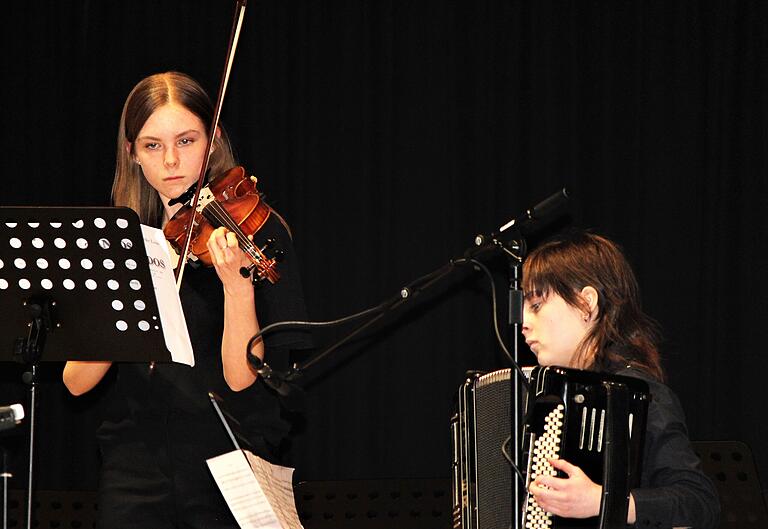 Bei 'Jugend musiziert' ausgezeichnet: Duo mit Anna Hartmann (Violine) und Fabienne Jesberger (Akkordeon). Bei 'Jugend musiziert' ausgezeichnet: Duo mit Anna Hartmann (Violine) und Fabienne Jesberger (Akkordeon).