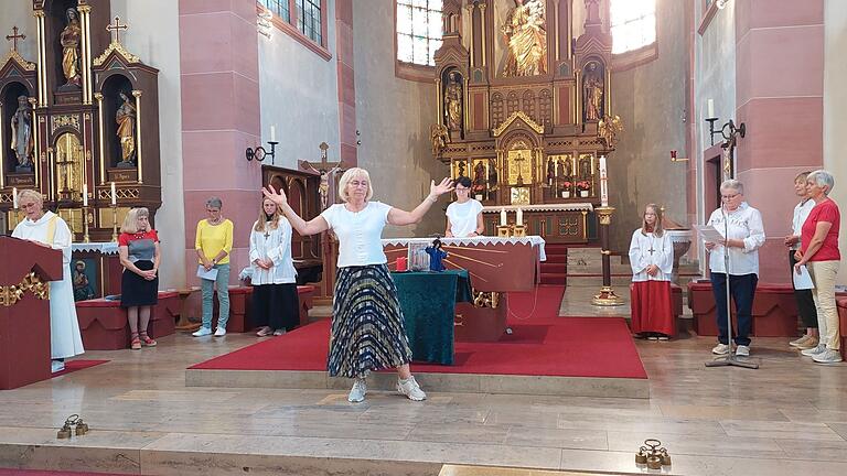 Barbara Schebler stellt pantomimisch Maria Magdalena dar. Barbara Schebler stellt pantomimisch Maria Magdalena dar.