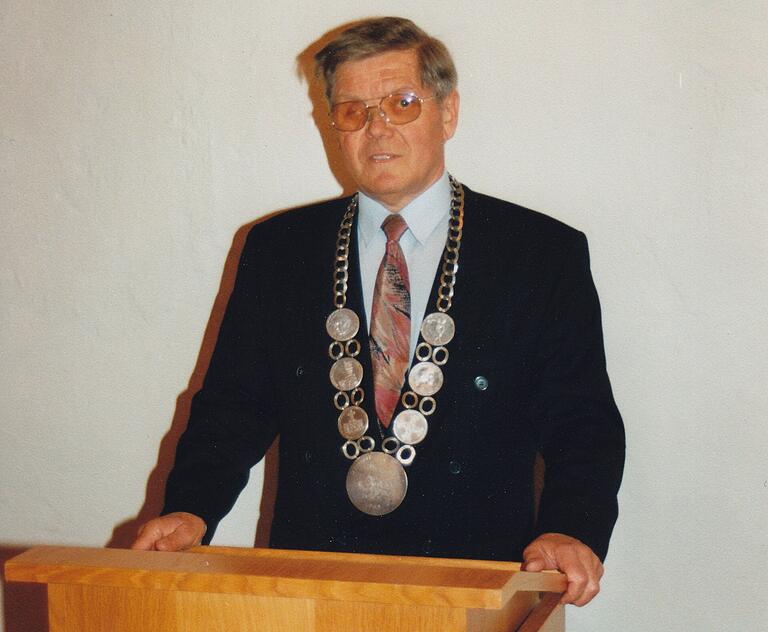 Wolfgang Schmitt mit Amtskette während seiner 18-jährigen Zeit als Bürgermeister von Grettstadt Wolfgang Schmitt mit Amtskette während seiner 18-jährigen Zeit als Bürgermeister von Grettstadt