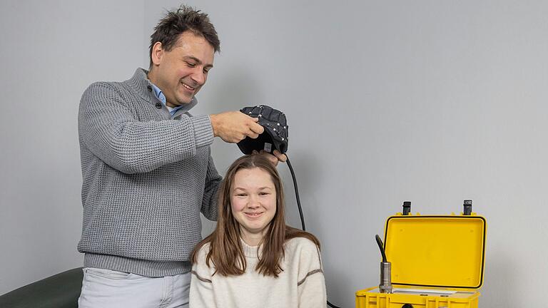 Die StrokeCap ist ein mobiles Gerät, das bereits im Rettungswagen die Diagnose Schlaganfall möglich machen soll. Im Bild zeigen Projektleiter Patrick Vogel und Doktorandin Teresa Reichl den Prototypen. Die StrokeCap ist ein mobiles Gerät, das bereits im Rettungswagen die Diagnose Schlaganfall möglich machen soll. Im Bild zeigen Projektleiter Patrick Vogel und Doktorandin Teresa Reichl den Prototypen.