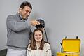 Die StrokeCap ist ein mobiles Gerät, das bereits im Rettungswagen die Diagnose Schlaganfall möglich machen soll. Im Bild zeigen Projektleiter Patrick Vogel und Doktorandin Teresa Reichl den Prototypen.