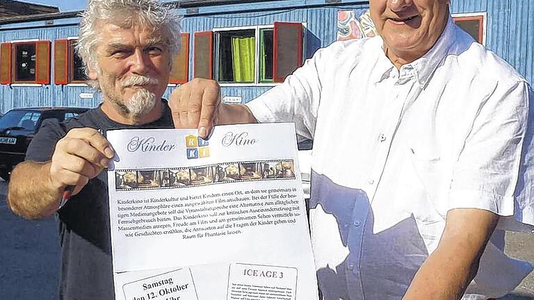 Kino im Juze: bald geht's wieder los. Heinz Schwaiger (links) und Bernd Reimer zeigen das Plakat für den Kinderfilm Ice Age 4, der am Samstag, 12. Oktober, gezeigt wird. Kino im Juze: bald geht's wieder los. Heinz Schwaiger (links) und Bernd Reimer zeigen das Plakat für den Kinderfilm Ice Age 4, der am Samstag, 12. Oktober, gezeigt wird.