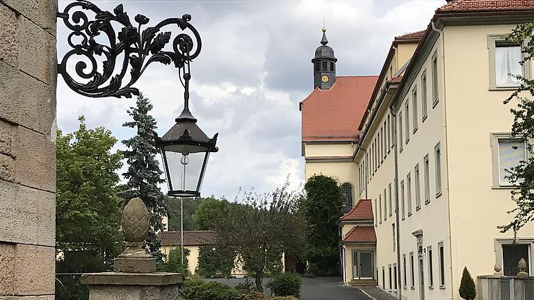 Wie geht es weiter mit dem großen Schloss in Lebenhan? Die Stadt hat sich jetzt ein Vorkaufsrecht auf die Gebäude und die Freiflächen gesichert.