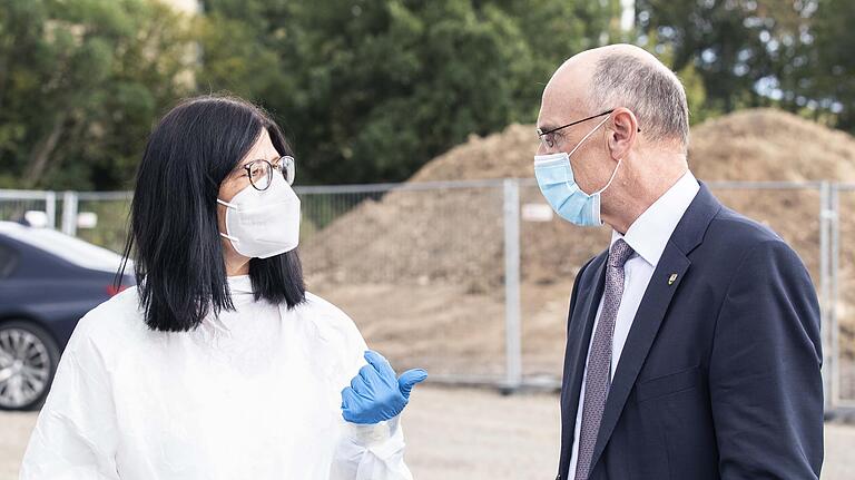 Landrat Wilhelm Schneider im Gespräch mit einer Medizinischen Fachangestellten. Landrat Wilhelm Schneider im Gespräch mit einer Medizinischen Fachangestellten.