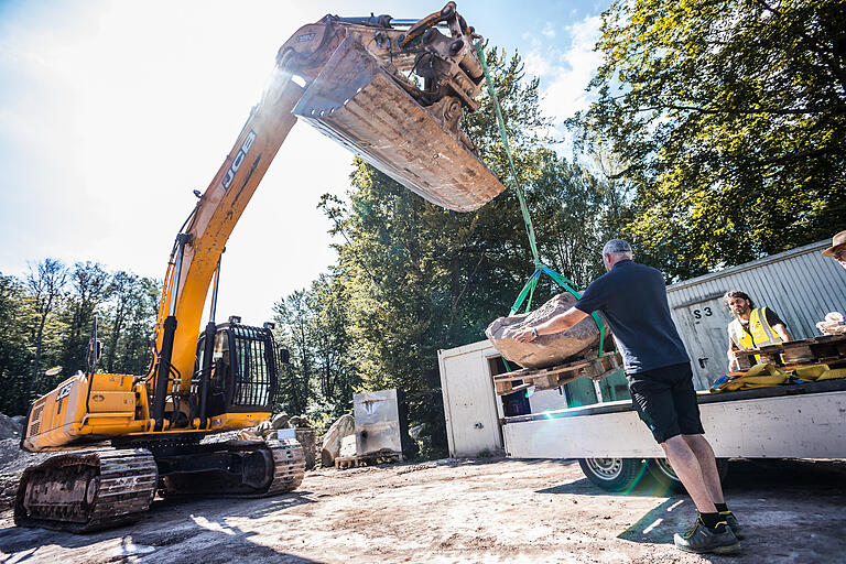Martin Graser, Geschäftsführer des Unternehmens, das den Steinbruch betreibt, lädt den Steinquader mit dem Fossil auf einen Laster - und übergibt den Fund damit an das Landesamt für Umwelt.