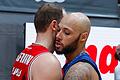 Die Basketballer Felix Hoffmann (links, Würzburg) und Maurice Stuckey (Crailsheim) sind trotz der Rivalität weiter eng befreundet. Hier ein Bild vom Hinspiel in der tectake-Arena im Dezember.