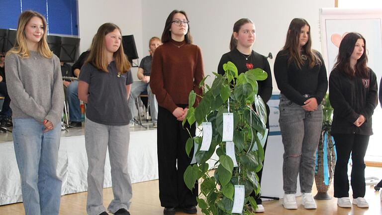 Die guten Wünsche der Schülerinnen und Schüler für ihre Rektorin hängen an der Zimmerpflanze. So kann sie sie immer sehen. - Die guten Wünsche der Schülerinnen und Schüler für ihre Rektorin hängen an der Zimmerpflanze. So kann sie sie immer sehen. Die guten Wünsche der Schülerinnen und Schüler für ihre Rektorin hängen an der Zimmerpflanze. So kann sie sie immer sehen. - Die guten Wünsche der Schülerinnen und Schüler für ihre Rektorin hängen an der Zimmerpflanze. So kann sie sie immer sehen.