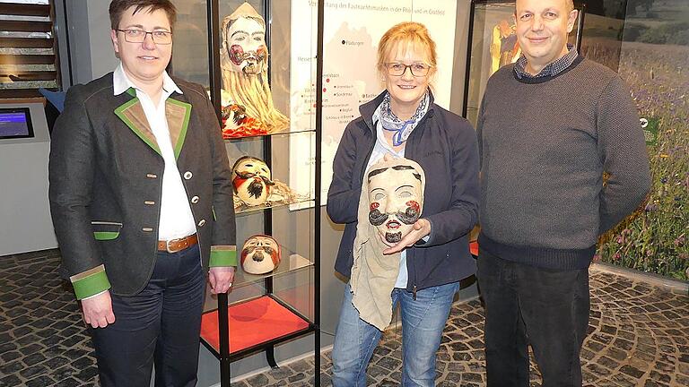 Bis Aschermittwoch wird die Ausstellung &bdquo;Buntes Treiben &ndash; Masken aus der Rhön&ldquo; im Biosphären-Infozentrums &bdquo;Haus der Langen Rhön&ldquo; zu sehen sein. Das Bild zeigt (von links) Bürgermeisterin Birgit Erb, Astrid Hedrich-Scherpf und Michael Dohrmann.