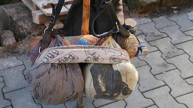 Keinen Rucksack, sondern ein mit Tüchern kompakt zusammengeschnürtes Bündel ist das Gepäckstück des Wandergesellen. Keinen Rucksack, sondern ein mit Tüchern kompakt zusammengeschnürtes Bündel ist das Gepäckstück des Wandergesellen.