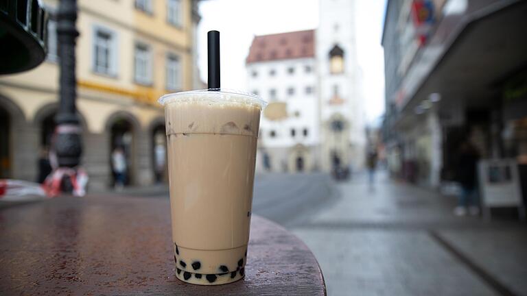 Das Trend-Getränk Bubble Tea ist zurück und in mehreren Läden auch in Würzburg zu haben.