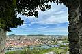 Wegen Aussichten wie dieser kommen Touristen gern nach Main-Spessart: Der Blick von der Burgruine Karlsburg auf Karlstadt.