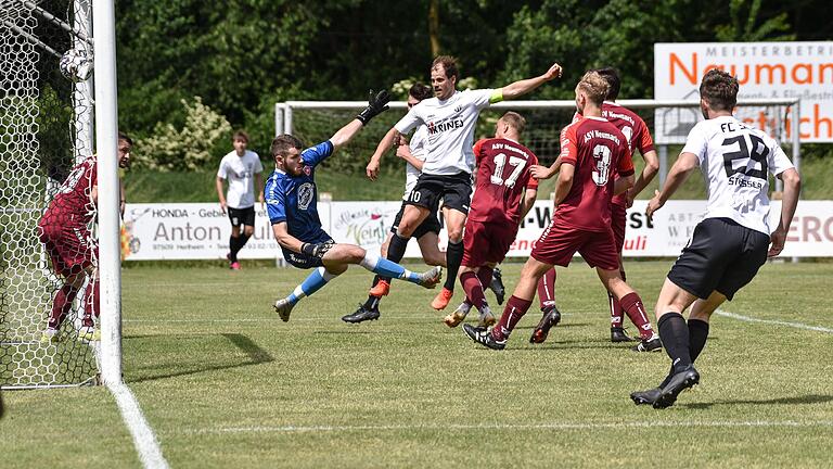 Das 3:0 für den FC Sand: Sebastian Wagner (Mitte) drückt einen Eckball von Nicolas John über die Linie. Das 3:0 für den FC Sand: Sebastian Wagner (Mitte) drückt einen Eckball von Nicolas John über die Linie.