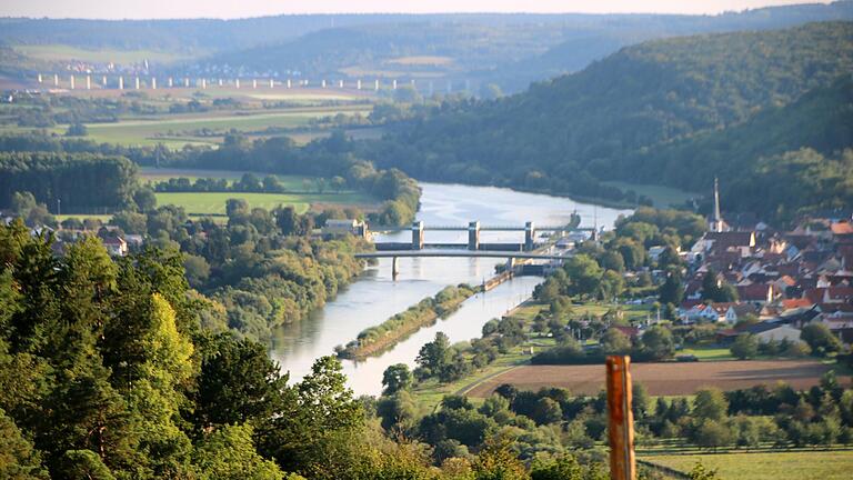 Der Blick vom Aussichtspunkt 'terroir f' in Stetten reicht im Osten über die Himmelstadter Staustufe bis hinauf zur Festung Marienberg in Würzburg, im Westen bis in den Spessart und die Vorrhön (Archivfoto). Der Blick vom Aussichtspunkt 'terroir f' in Stetten reicht im Osten über die Himmelstadter Staustufe bis hinauf zur Festung Marienberg in Würzburg, im Westen bis in den Spessart und die Vorrhön (Archivfoto).