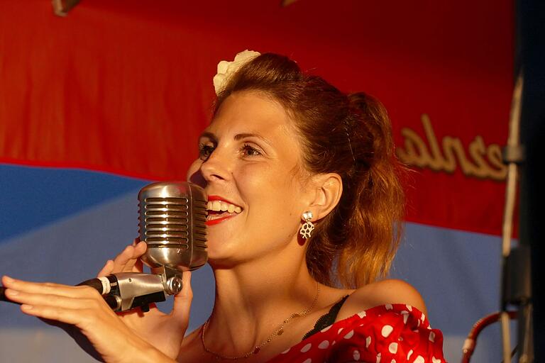 Sängerin Tina Rüppel gehört einer jüngeren Generation an, liebt aber vor allem den Swing und den Rhythmus der eigenen Lieder. Sängerin Tina Rüppel gehört einer jüngeren Generation an, liebt aber vor allem den Swing und den Rhythmus der eigenen Lieder.