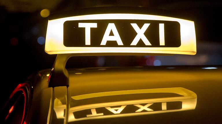 Taxischild       -  Mit dem Taxi entfernt sich der Mann von der Unfallstelle (Symbolbild).
